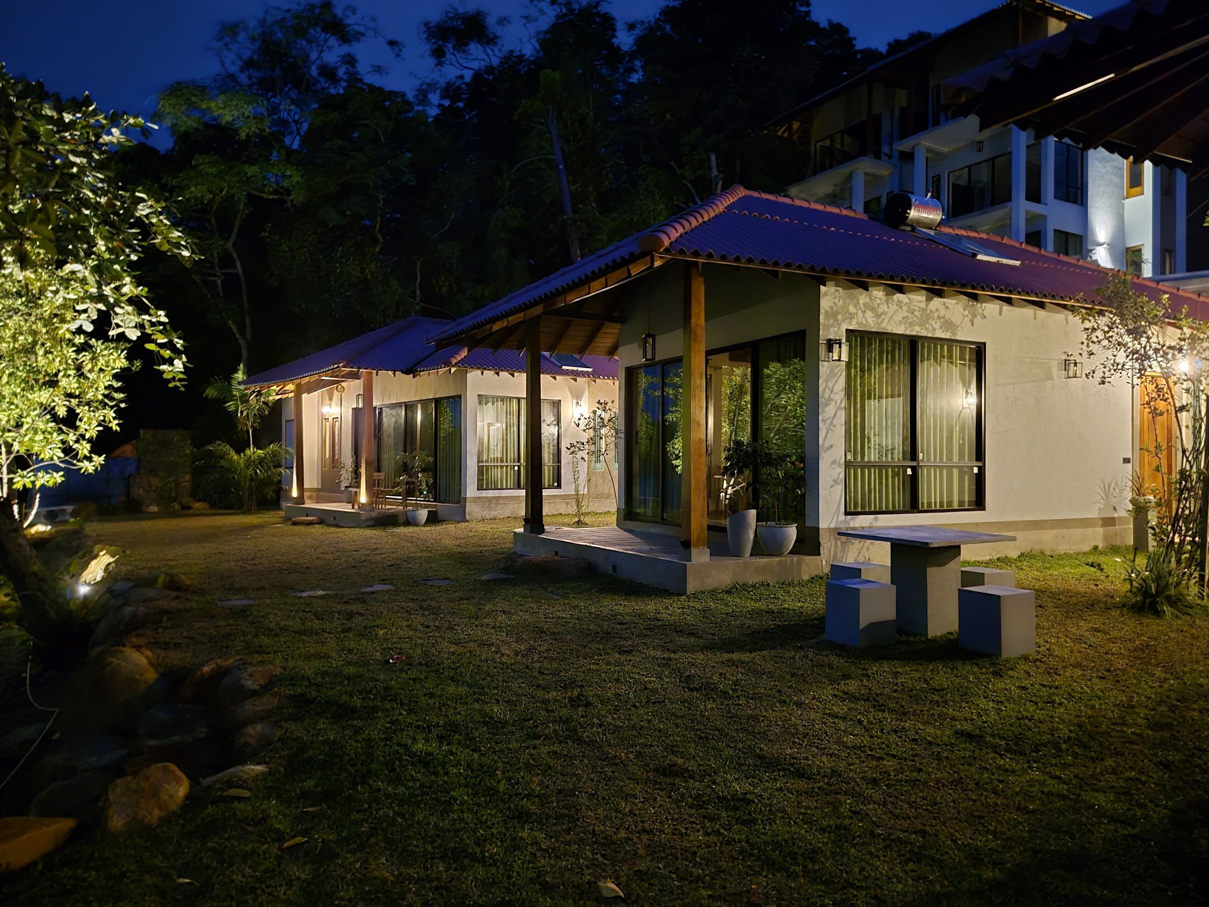 Habitación Deluxe, varias camas, patio, vistas al río | Minibar, mobiliario individual, escritorio