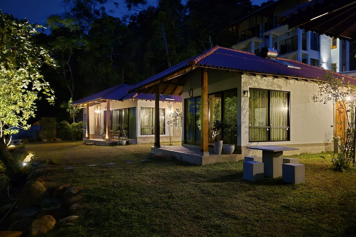 Habitación Deluxe, varias camas, patio, vistas al río | Minibar, mobiliario individual, escritorio