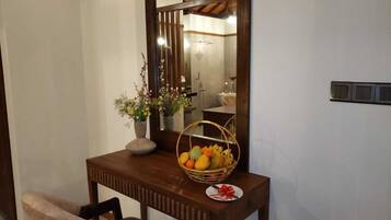 Kamar Superior, patio, pemandangan sungai | Kamar mandi | Shower, pancuran hujan, dan perlengkapan mandi desainer