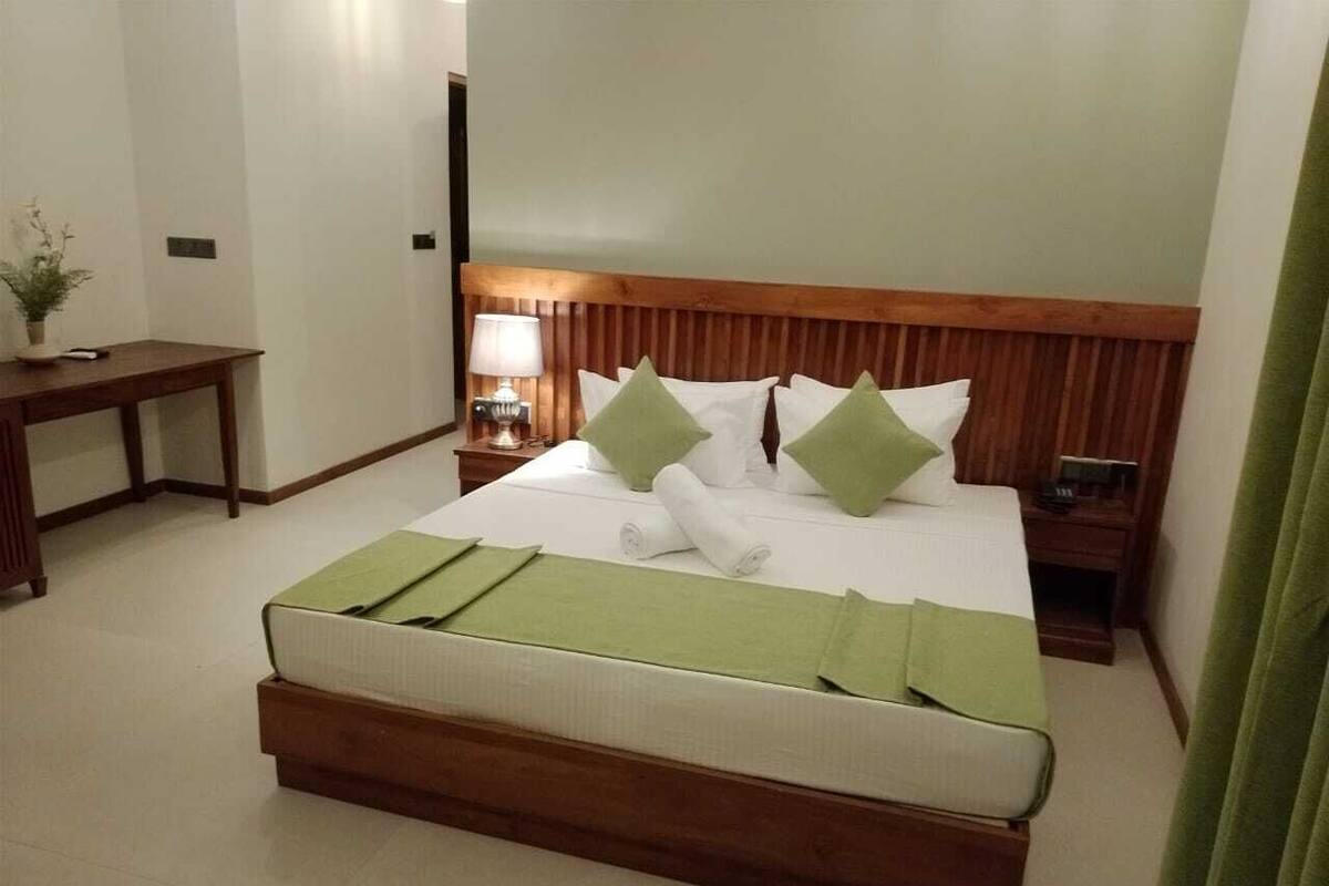 Deluxe Double Room, Lake View | Iron/ironing board, free WiFi