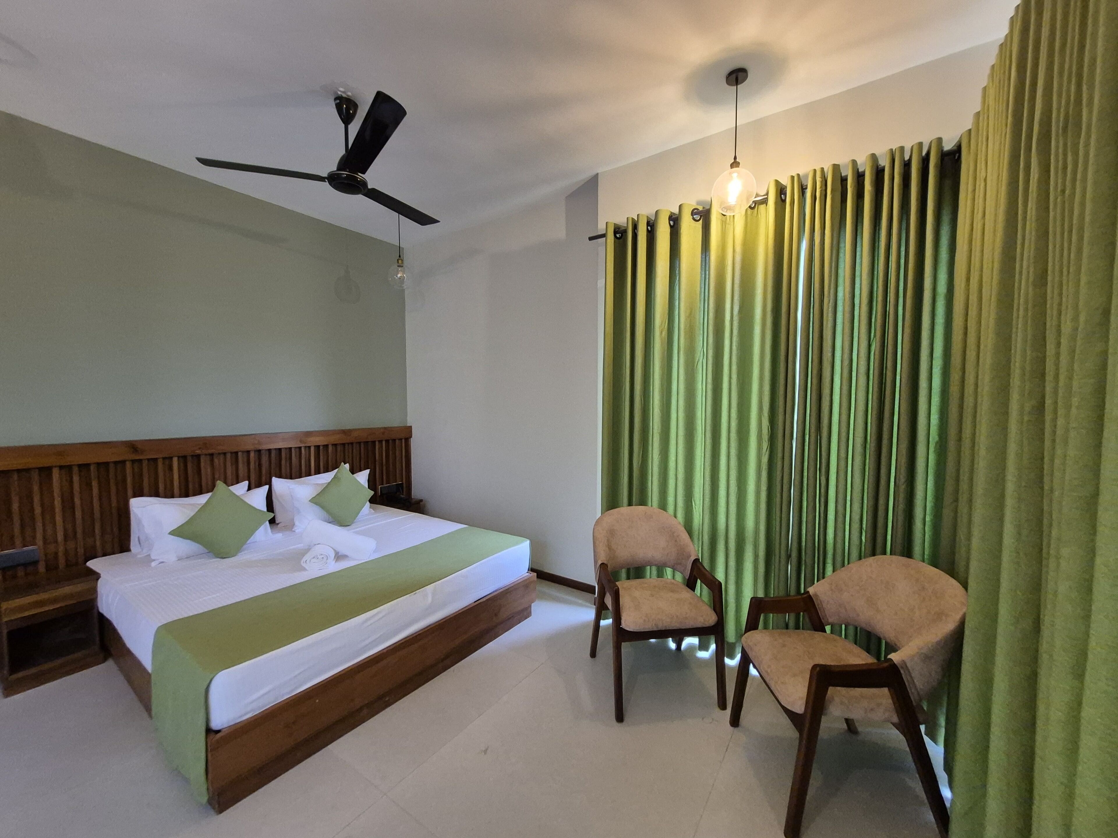 Kamar Deluks, pemandangan danau | Minibar, dilengkapi dengan perabotan berbeda-beda, dan meja kerja