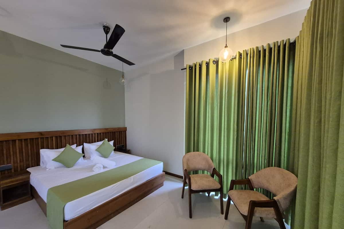 Habitación Deluxe, vista al lago | Minibar, muebles diferentes y escritorio