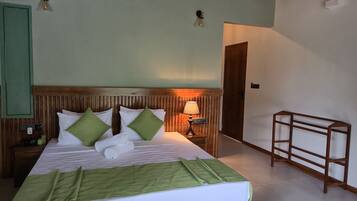 Kamar Double Deluks, patio, pemandangan danau | Minibar, dilengkapi dengan perabotan berbeda-beda, dan meja kerja