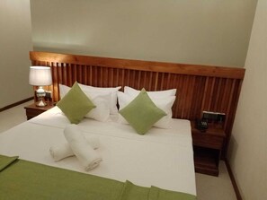 Deluxe Room, 1 Bedroom, Lake View | Minibar, individually furnished, desk, laptop workspace - River Shades Hotel (Hikkaduwa)