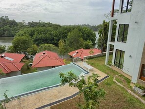 حمّام سباحة خارجي