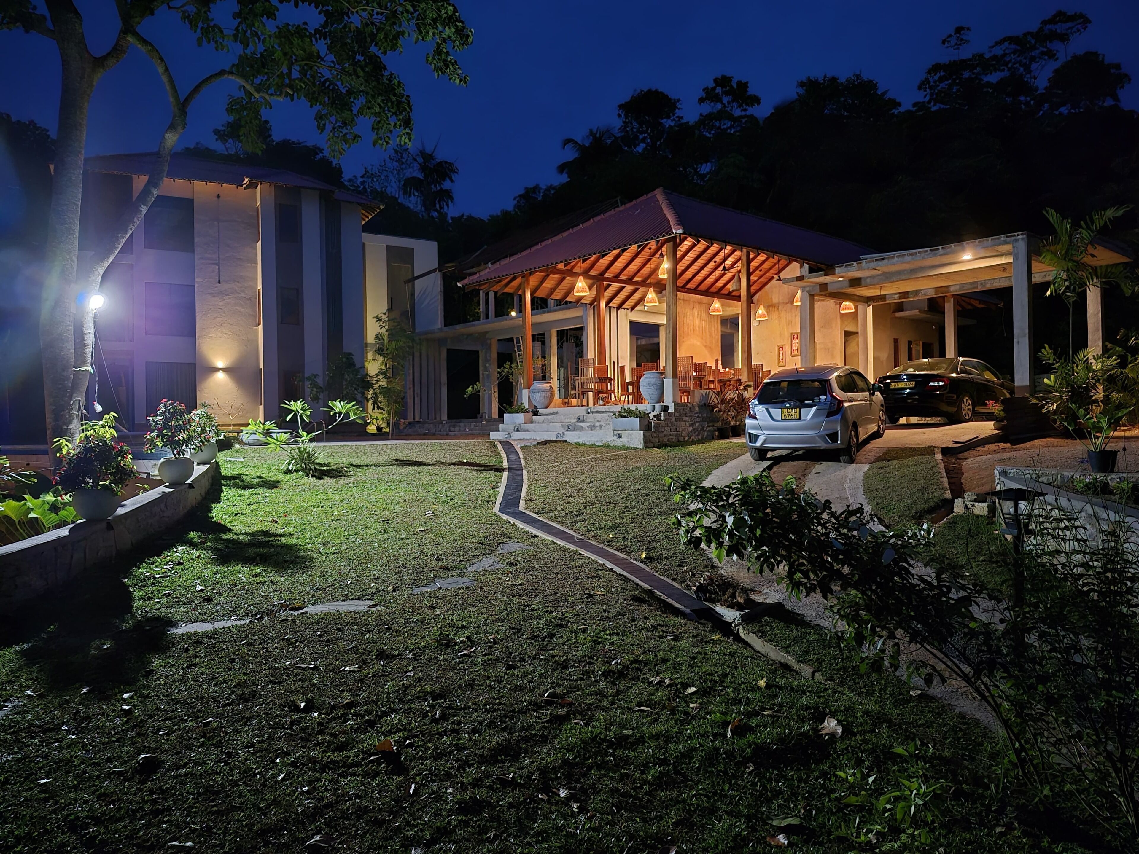 Bagian depan properti - sore/malam