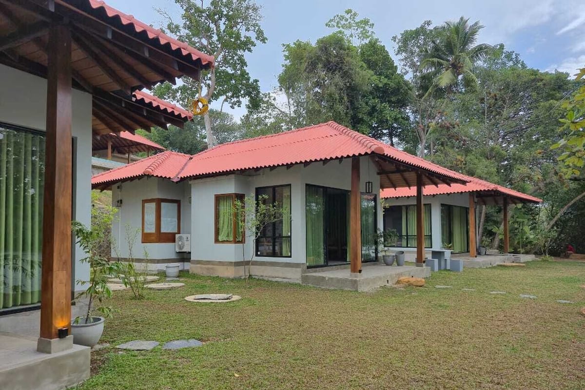 Habitación Deluxe doble, patio, vistas al lago | Minibar, mobiliario individual, escritorio