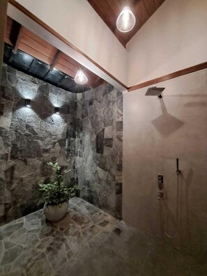 Deluxe Villa, Multiple Beds, Patio, River View | Bathroom | Shower, rainfall showerhead, designer toiletries, hair dryer - River Shades Hotel (Hikkaduwa)