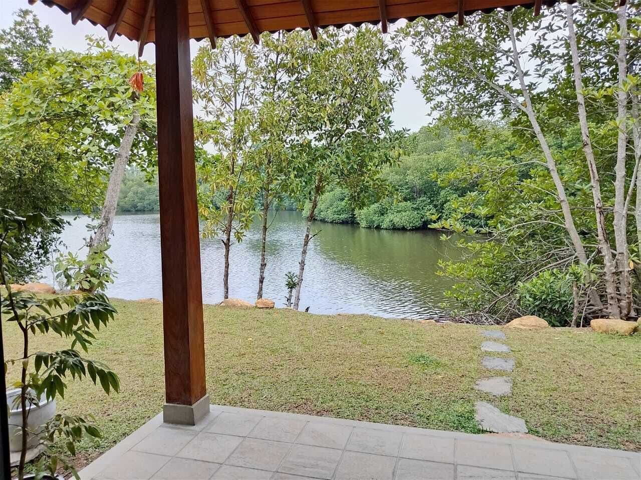 Kamar Deluks, Beberapa Tempat Tidur, patio, pemandangan sungai | Minibar, dilengkapi dengan perabotan berbeda-beda, dan meja kerja