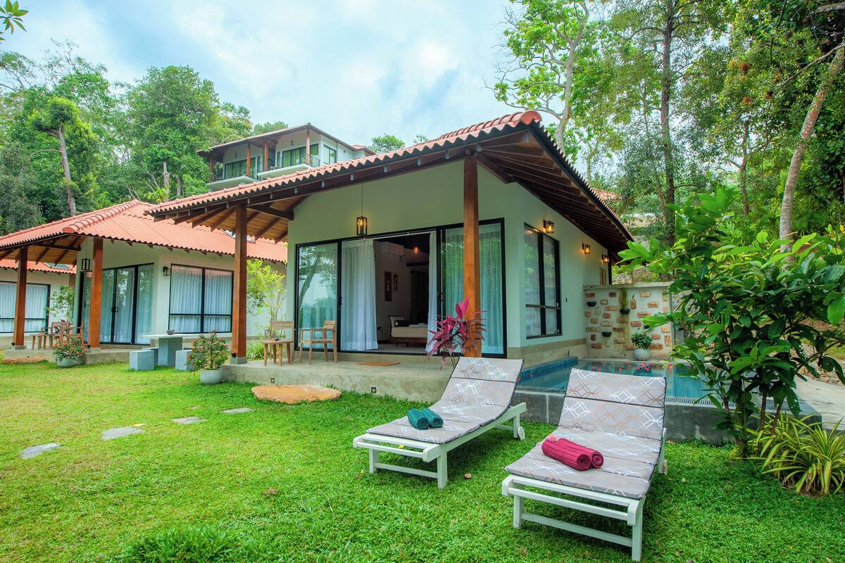 Habitación superior, patio, vistas al río | Minibar, mobiliario individual, escritorio