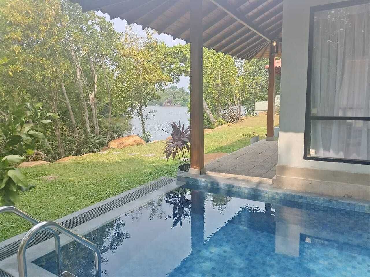 Kamar Superior, patio, pemandangan sungai | Minibar, dilengkapi dengan perabotan berbeda-beda, dan meja kerja