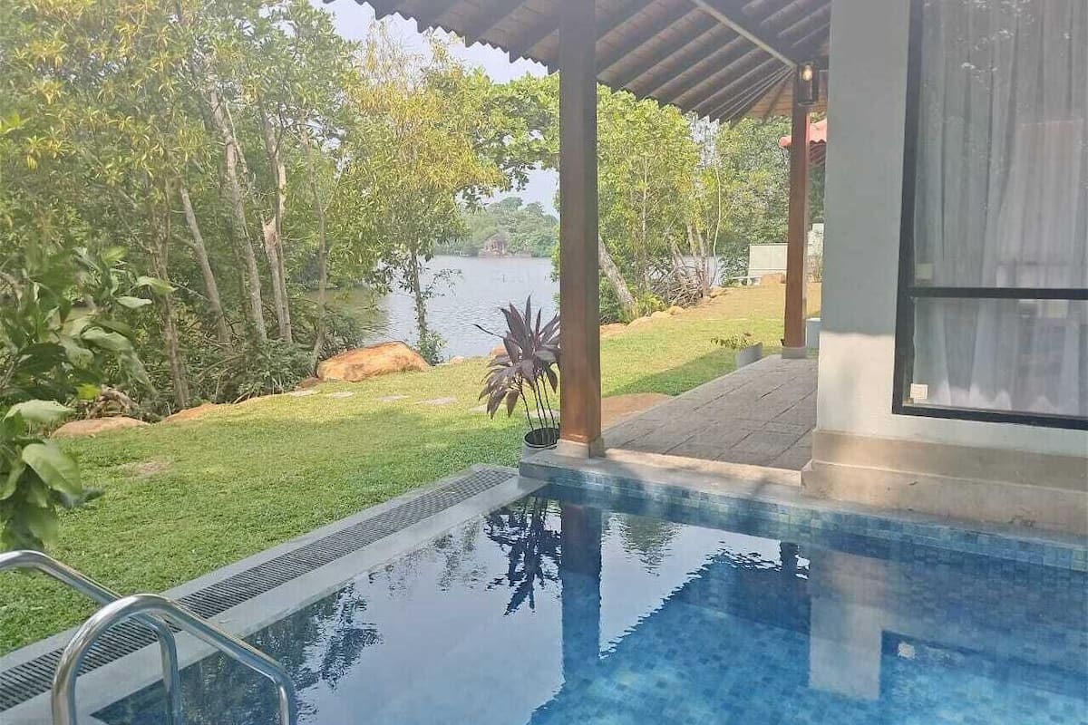 Habitación superior, patio, vista al río | Minibar, muebles diferentes y escritorio