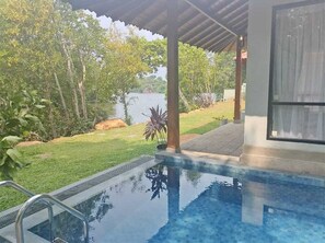 Camera Superior, patio, vista fiume | Minibar, con arredamento individuale, una scrivania, postazione laptop