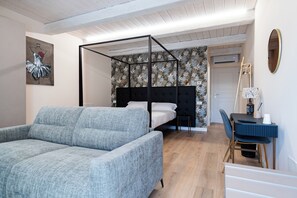 Habitación cuádruple Deluxe | Caja de seguridad en la habitación y escritorio 