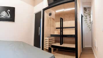 Camera Luxury, sauna | Una cassaforte in camera, una scrivania, postazione laptop