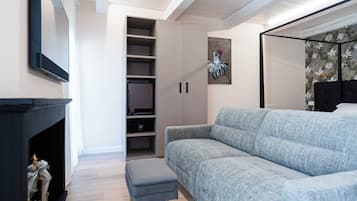 Deluxe Quadruple Room | Living area