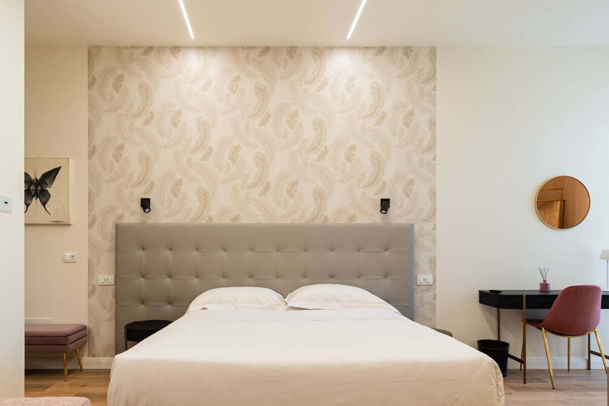 Habitación cuádruple superior | Caja de seguridad en la habitación y escritorio