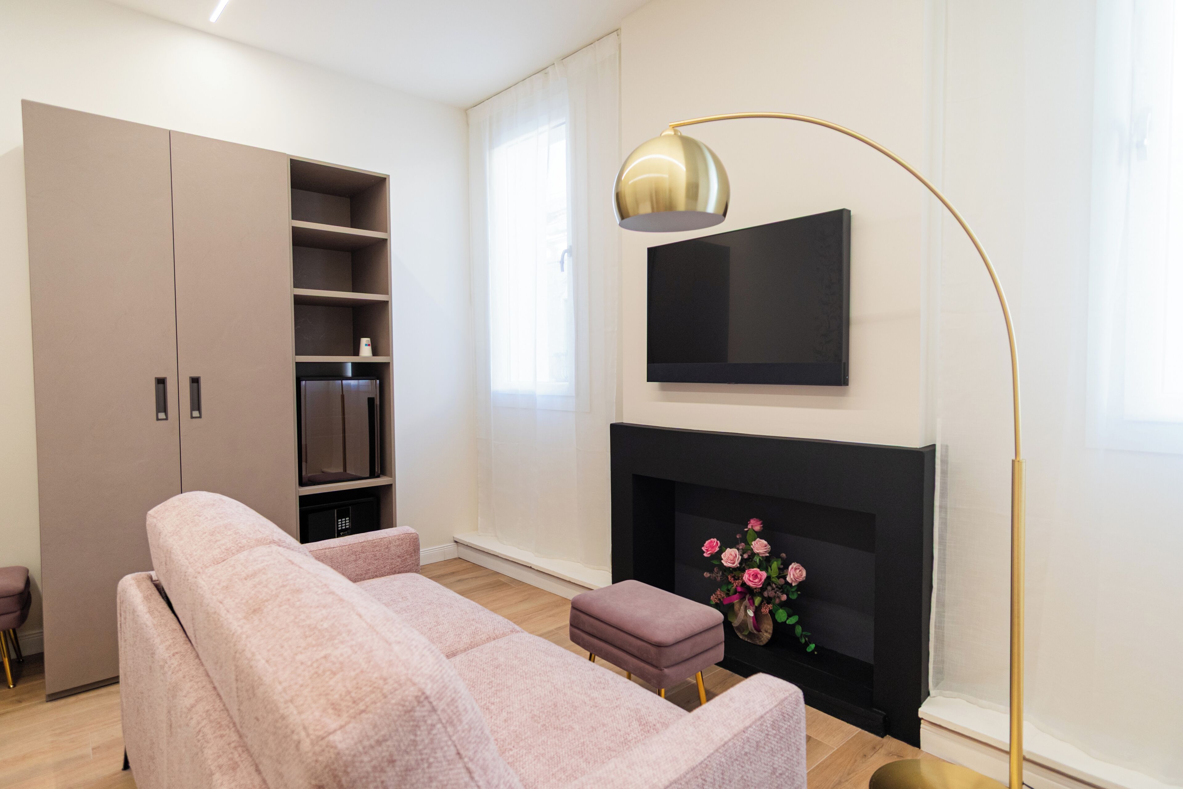 Deluxe Quadruple Room | Living area