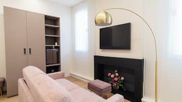 Deluxe Quadruple Room | Living area