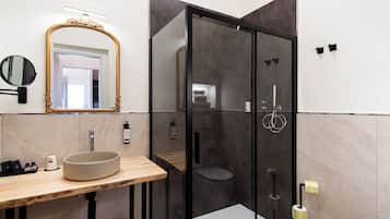 Deluxe Room | Bathroom | Hair dryer, towels, soap, shampoo