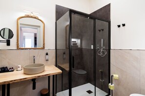 Habitación Deluxe | Baño | Secadora de cabello, toallas, jabón, shampoo 