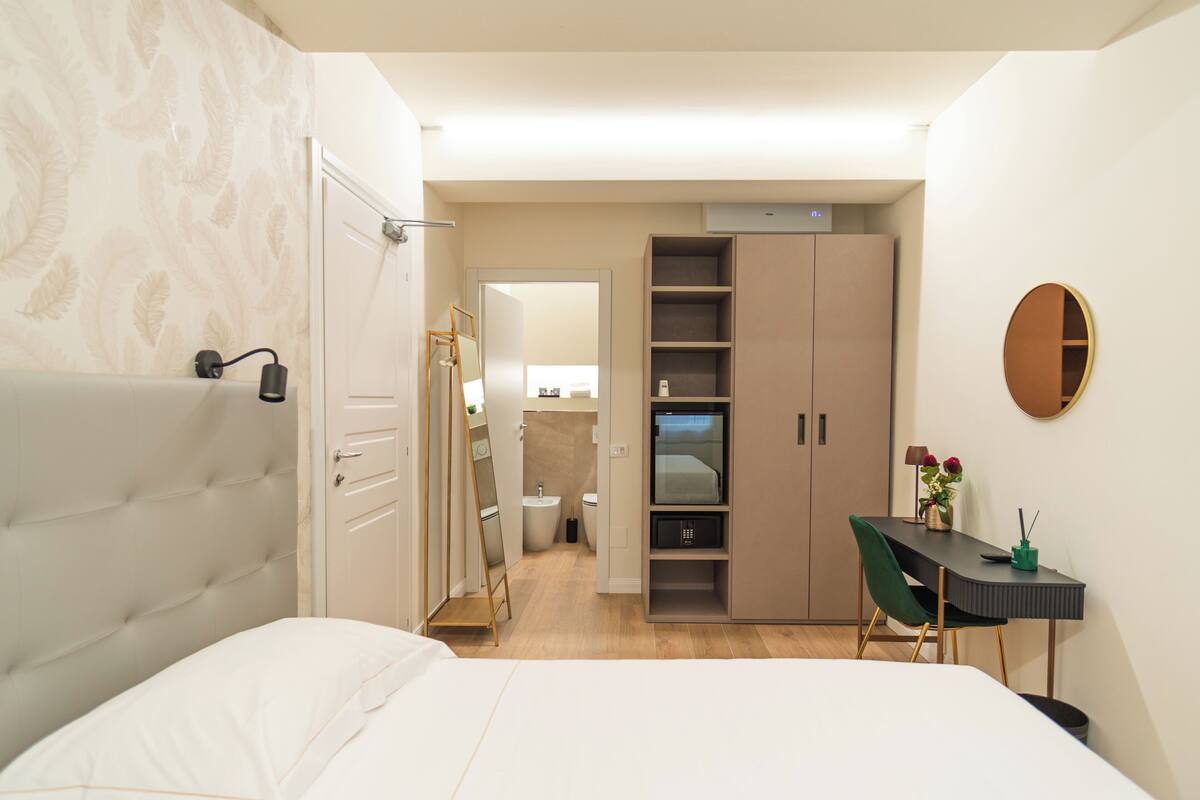 Habitación superior | Caja de seguridad en la habitación y escritorio