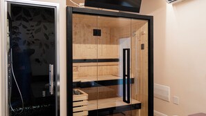 A room with a bed, a TV, a shower, and a wooden wardrobe. - Le Suite del Corso (Lugo)