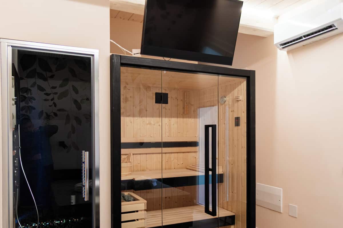 Habitación de lujo, sauna | Caja de seguridad en la habitación y escritorio