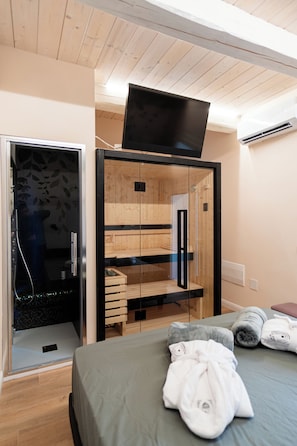 Luxury Room, Sauna | In-room safe, desk, laptop workspace, blackout drapes - Le Suite del Corso (Lugo)