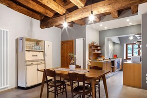 Dining - Room 'Unità 1' with Lake View, Wi-Fi, and Air Conditioning (Fratta)