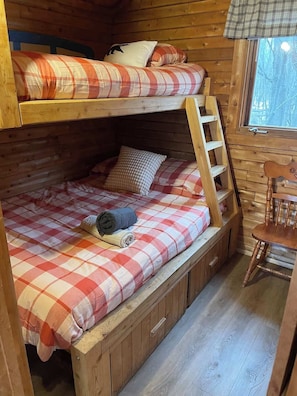 2 dormitorios, cuna de viaje, ropa de cama