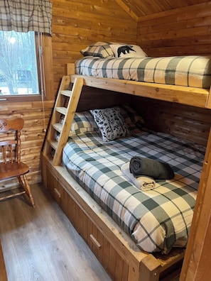 Cuna de viaje y ropa de cama