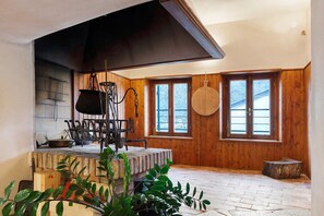 Interior - Double and Twin Room 2 with Lake View, Wi-Fi, and Air Conditioning (Fratta)