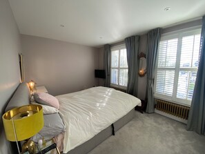 3 slaapkamers, een strijkplank/strijkijzer, gratis wifi, beddengoed
