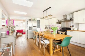 Coffee/tea maker, fridge, microwave, oven - Victorian 3 bed Cosy House, London W10 - 10 mins  Portobello Road for Xmas 2026 (London)