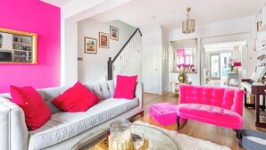 Un salon moderne avec un escalier, un piano et un coin repas.