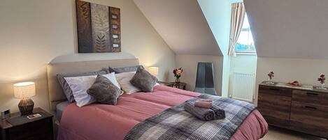 Escritorio, tabla de planchar con plancha, wifi gratis y ropa de cama