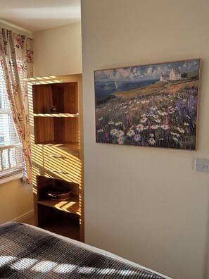 3 bedrooms, desk, iron/ironing board, free WiFi - A House in the Village (Portskewett)