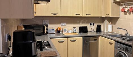 Kühlschrank, Mikrowelle, Ofen, Herdplatte