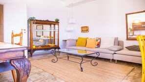 Apartment, Sea View | Living area | 32-inch flat-screen TV with cable channels - Solemar Sicilia - Casa Dolce (Bagheria)