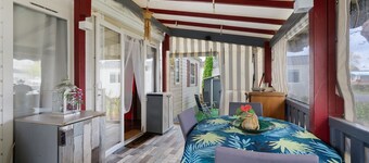 Mobile Home for 5 with Private Terrace, Garden, and Air Conditioning
