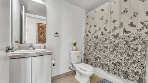 Unclassified image, 5 of 34, button - Aurelien Toronto (Toronto)