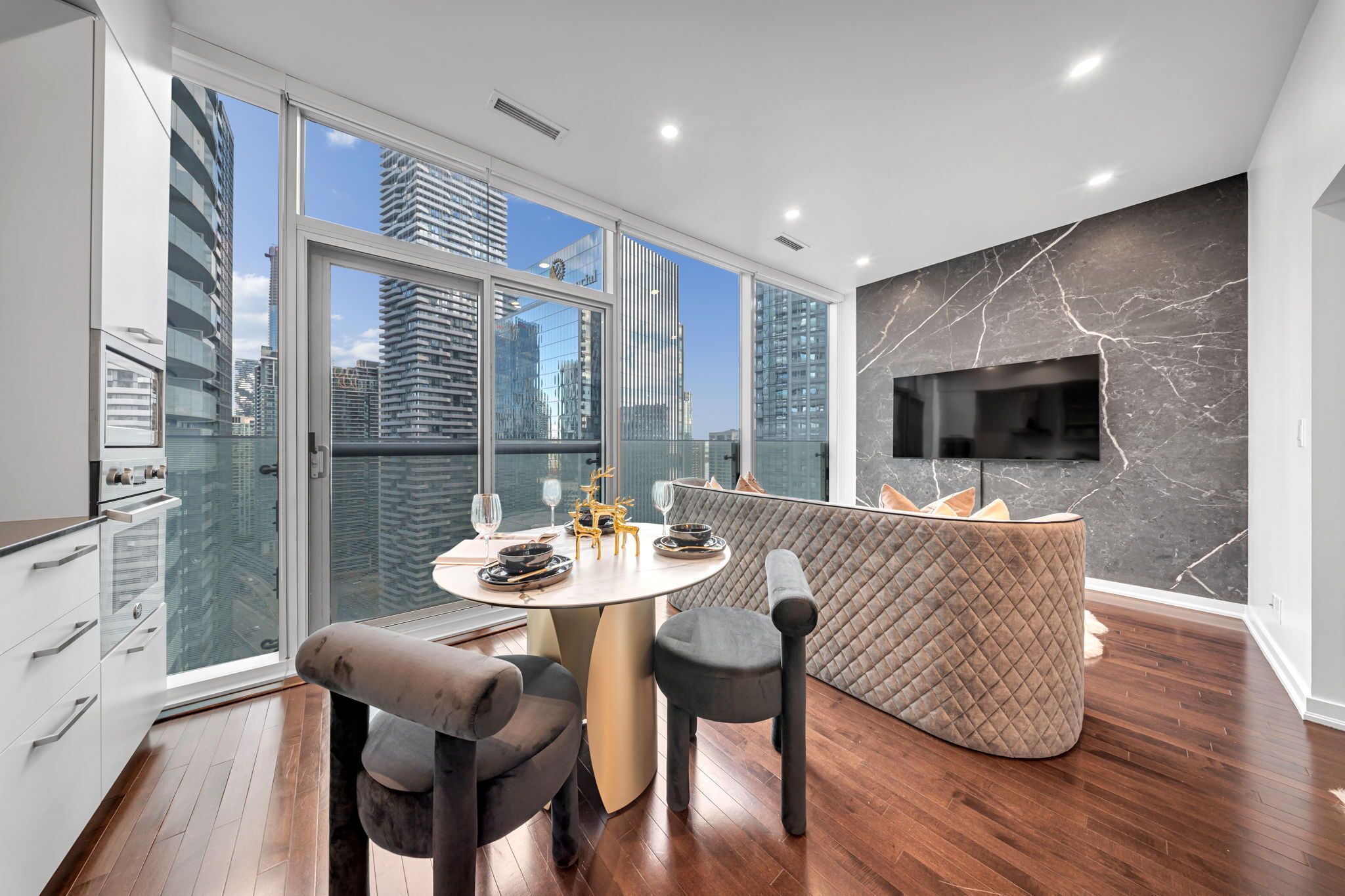 Suite Deluks, pemandangan halaman | Interior