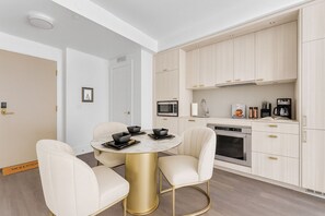 Business Suite, Courtyard View | In-room dining - Aurelien Signature Collection (Toronto)