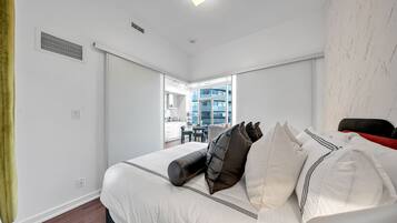 Cortinas blackout, tabla de planchar con plancha y wifi gratis