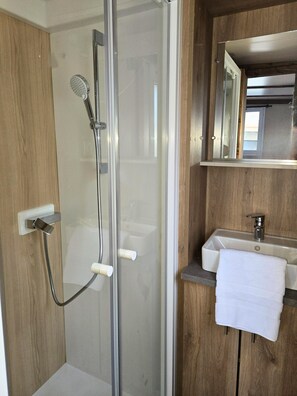 Shower, towels, toilet paper - Family Chalet, accessible for people with reduced mobility (Brullioles)
