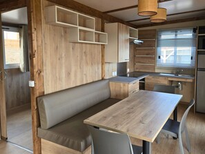 Dining - Family Chalet, accessible for people with reduced mobility (Brullioles)