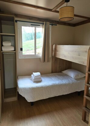 2 bedrooms, free WiFi, bed sheets, wheelchair access