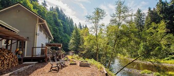 4 BR Riverfront Home w/ Stunning Views, Fireplace