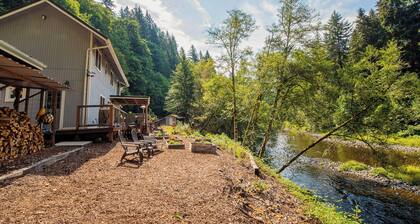 4 BR Riverfront Home w/ Stunning Views, Fireplace